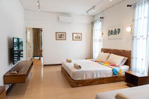 清迈Chiang Mai Mansion 2的一间卧室配有一张床和一张桌子