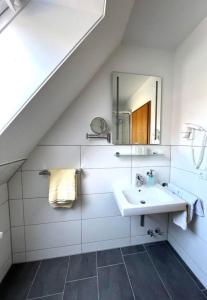 宁多夫Appartementhaus Müller的白色的浴室设有水槽和镜子