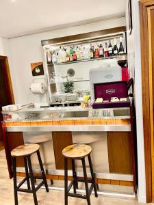 佩鲁贾圣埃尔科雷诺酒店的厨房在柜台上摆放着两把凳子
