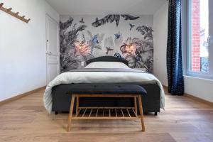 巴讷维尔-卡特里特Appart 2 personnes à 50m des commerces & mer的一间卧室配有床和蝴蝶墙