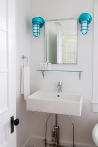 卡姆登怀特豪尔酒店的浴室设有白色水槽和镜子