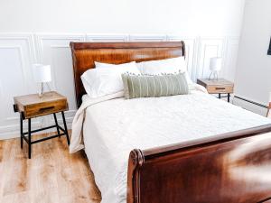 安克雷奇SunStar Alaska Bed and Breakfast LLC的一间卧室配有一张带2个床头柜的大床