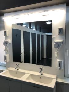 布加勒斯特Bedsy的一间带两个盥洗盆和大镜子的浴室