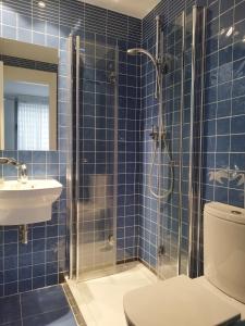 埃尔韦尔赫尔Apartamento bonito - playas las Deveses的蓝色瓷砖浴室配有淋浴和卫生间。