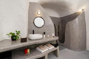 卡特瑞杜斯1812 Caves 'n Mansion的浴室设有水槽和镜子,位于柜台上