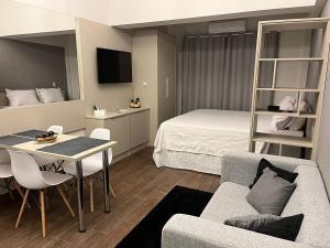 索罗卡巴Tulip Inn Sorocaba的酒店客房配有床、桌子和沙发。