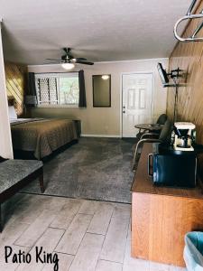 马吉谷Stony Creek Motel的客厅配有床和桌子