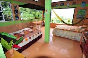 卡特马科Ecobiosfera的客房设有两张床和吊床。