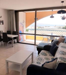 埃拉特Bluestone Vacations in Lev Eilat的客厅配有沙发和桌子
