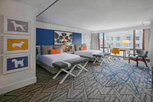 华盛顿The Royal Sonesta Washington DC Dupont Circle的酒店客房配有两张床和一张书桌