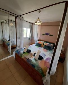 埃拉特Bluestone Vacations in Lev Eilat的一间卧室配有一张带天蓬的大床