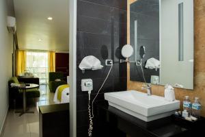 圣路易斯波托西Hotel María Dolores San Luis Potosí的浴室设有白色水槽和镜子