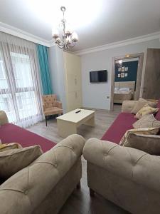 PelitliPelitpark Apart的客厅配有两张沙发和一台电视机