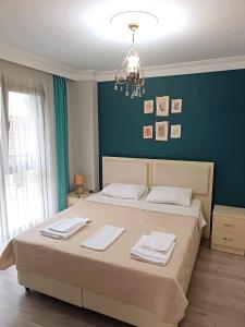 PelitliPelitpark Apart的一间卧室设有一张蓝色墙壁的大床