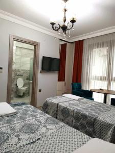 PelitliPelitpark Apart的酒店客房设有两张床和一台平面电视。