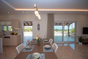基萨莫斯Villa Kalliestia, sea view veranda and garden的厨房以及带桌椅的用餐室。
