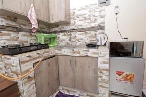 蒙巴萨Lux Suites Ganjoni Studio Apartment的厨房配有木制橱柜和台面