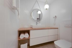 托雷维耶哈Stay in Torrevieja的白色的浴室设有水槽和镜子