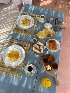 马拉喀什Dar Malwan的一张蓝色桌子,上面放着早餐盘