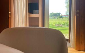 蓬德利马Vinha by NHôme的窗户前的椅子,享有田野的景色