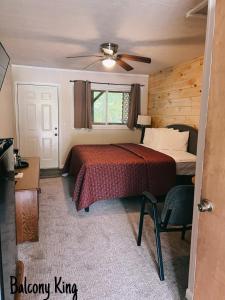 马吉谷Stony Creek Motel的一间卧室配有一张床和吊扇