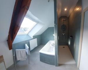 Thury-HarcourtLa Cigogne, moderne, spacieux et bien placé的一间带水槽和窗户的浴室