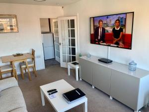 柯科迪NEW Superb One Bedroom Getaway in Dysart Kirkcaldy的客厅设有壁挂式平面电视。