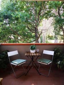 波尔图·埃尔科莱La casa di Ieia的庭院里设有两把椅子和一张桌子