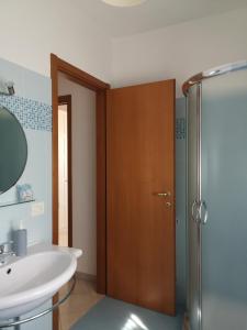 波尔图·埃尔科莱La casa di Ieia的一间带水槽、淋浴和卫生间的浴室