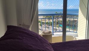 福塔莱萨Apto vista p/ mar 7º andar的一间卧室配有一张床,享有海滩美景