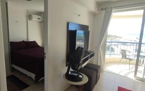 福塔莱萨Apto vista p/ mar 7º andar的客房设有电视、床和阳台。