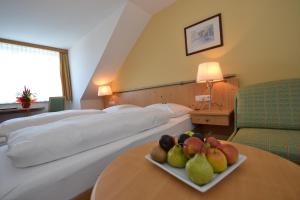 萨尔茨堡科尔彼得酒店的一间酒店客房,桌子上放有一盘水果