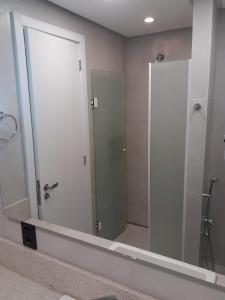 拉热斯勒卡纳德拉各斯酒店的带淋浴的浴室内的大镜子