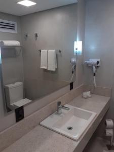 拉热斯勒卡纳德拉各斯酒店的一间带水槽和镜子的浴室