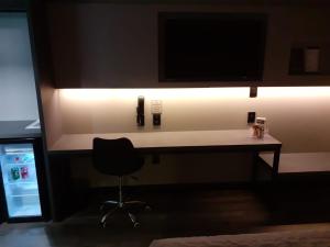 拉热斯勒卡纳德拉各斯酒店的一张桌子、椅子和墙上的电视
