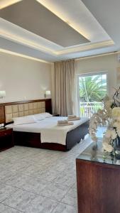 米里纳Hotel Sotiris Superior Apartments的一间卧室设有一张大床和一个大窗户