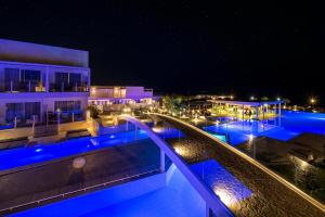赫索尼索斯怀特岛度假村及Spa（仅限成人）的夜晚的游泳池,灯光蓝色