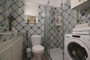 埃斯托利尔Rua das Arcadas do Parque 52的一间带卫生间和洗衣机的浴室
