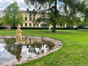 赫尔辛基Sea, Sauna and City Center的建筑物前池塘里的雕像