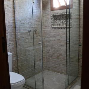 维奥康德马奥Chalés das Orquídeas的浴室设有玻璃淋浴间和卫生间
