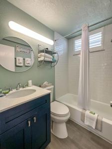 圣徒皮特海滩Thunderbird Beach Resort的浴室配有卫生间、盥洗盆和浴缸。