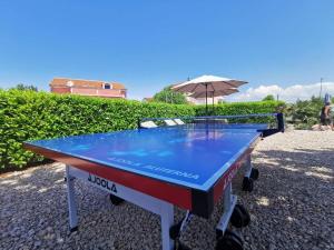 马林斯卡Apartments Lea with pool的一张带雨伞的乒乓球桌