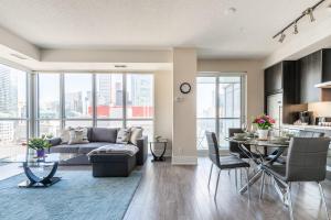 多伦多Luxury 1BR Condo - King Bed - Stunning City View的客厅配有沙发和桌子