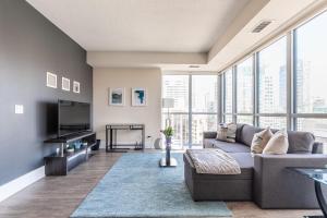 多伦多Luxury 1BR Condo - King Bed - Stunning City View的带沙发和电视的客厅