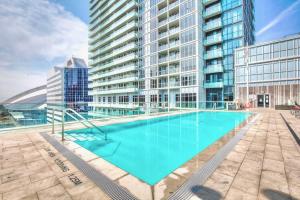 多伦多Luxury 1BR Condo - King Bed - Stunning City View的一座高楼前的大型游泳池