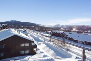 贝特斯托尔Delikat og innbydende leilighet的一座满是雪的城镇,有房子和道路