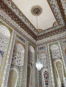 布哈拉Jahangir Boutique Bukhara的一间带吊灯的天花板客房