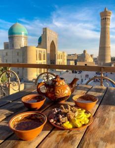 布哈拉Jahangir Boutique Bukhara的餐桌上放着一碗食物的桌子,享有美景