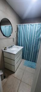 巴拉那Paraná Parque的浴室配有盥洗盆和带镜子的淋浴
