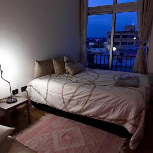 危地马拉Entre Rosas y Flores的一间卧室设有一张大床和一个窗户。
